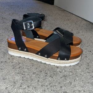 Gianni Bini platform sandal. Black. Size 5.